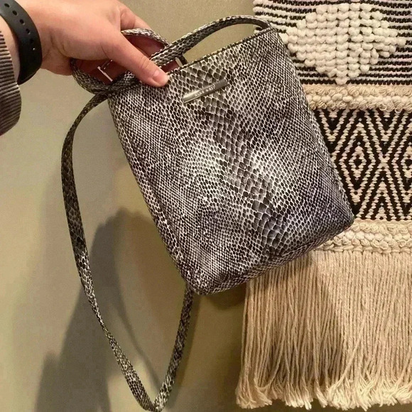 NINE WEST SNAKE SKIN BLACK WHITE CROSSBODY BAG PURSE - Picture 1 of 4